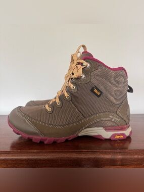 Teva Women’s Sugarpine Mid WP Hiking Boot Brown Pink Sizez 8 EUC